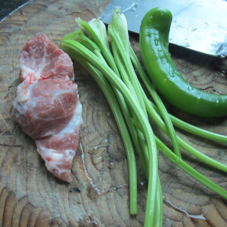 西芹肉丝步骤1