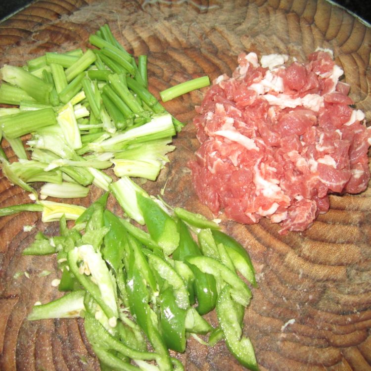 西芹肉丝步骤2