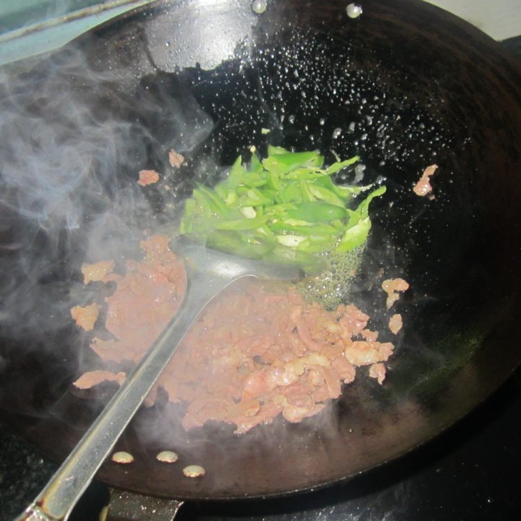 西芹肉丝步骤6