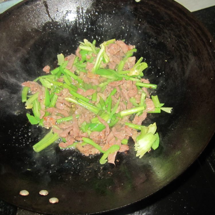 西芹肉丝步骤8