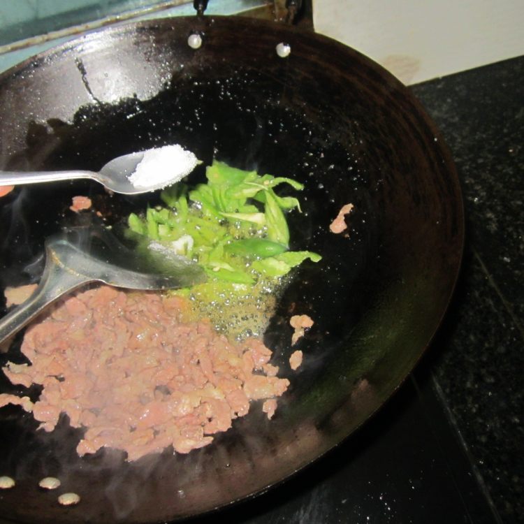 西芹肉丝步骤7