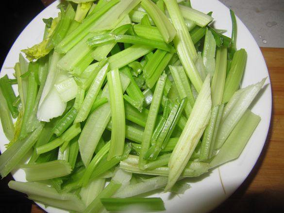 西芹百合炒虾仁步骤1