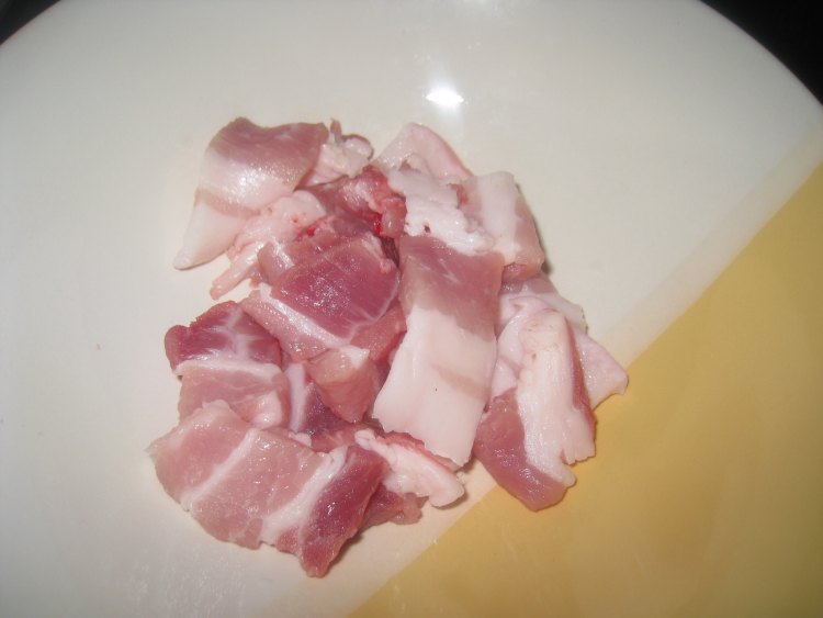五花肉炒芹菜步骤2