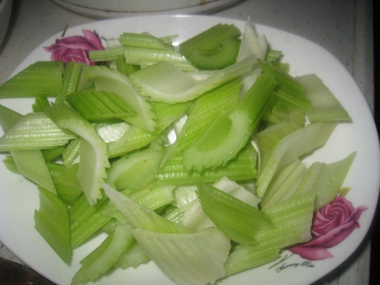 五花肉炒芹菜步骤1