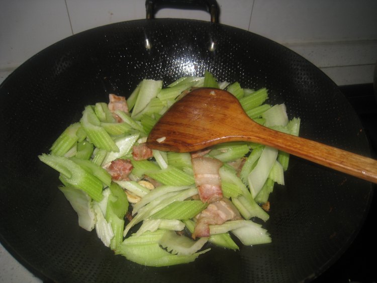 五花肉炒芹菜步骤5