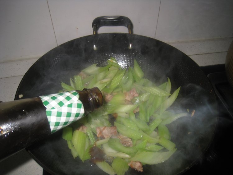五花肉炒芹菜步骤7