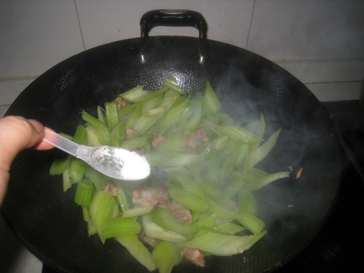 五花肉炒芹菜步骤6