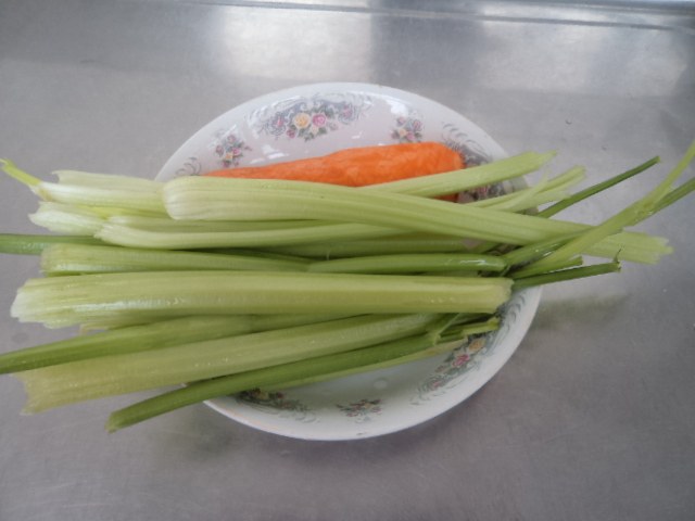 炝拌芹菜步骤1