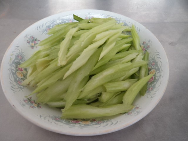 炝拌芹菜步骤2