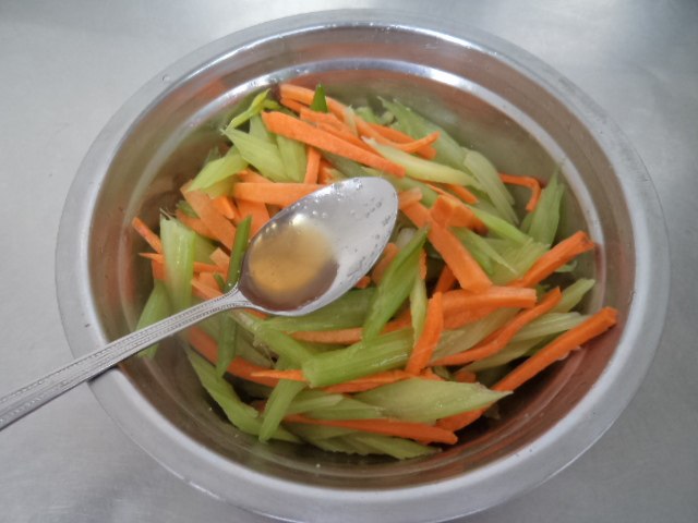 炝拌芹菜步骤8