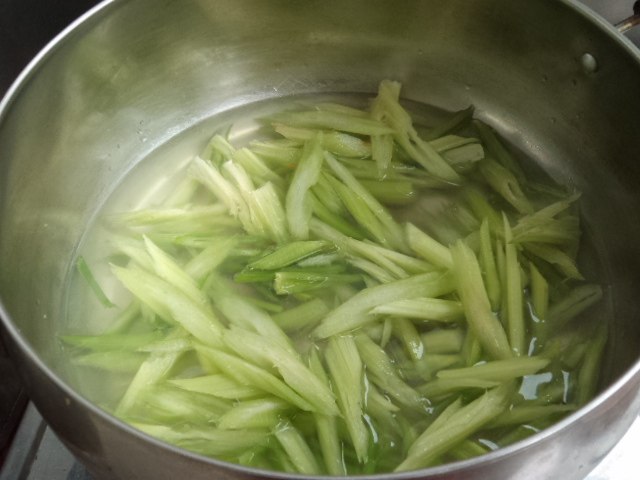 炝拌芹菜步骤4