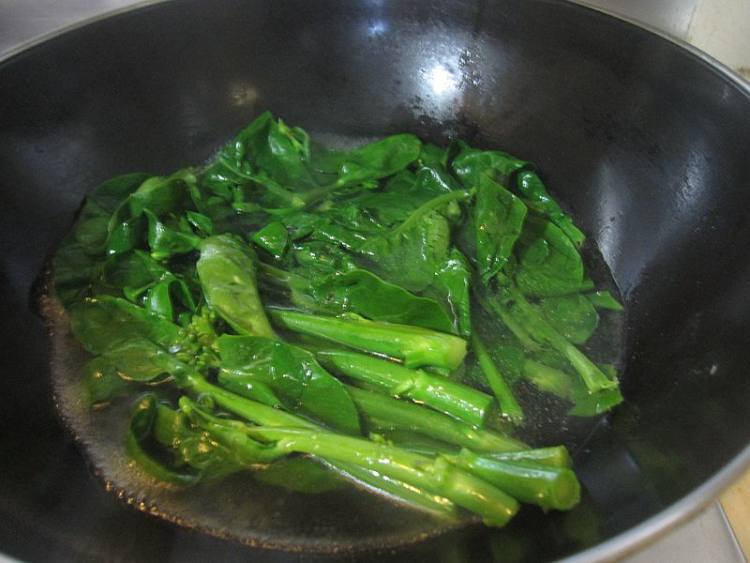烧肉炒芥兰步骤3