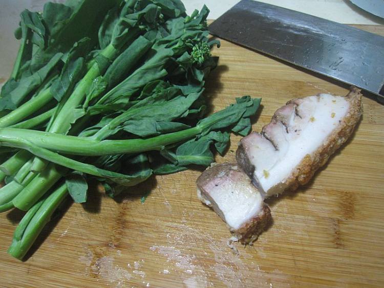 烧肉炒芥兰步骤1