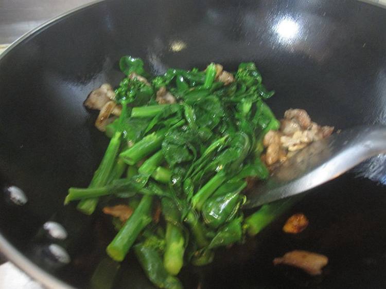 烧肉炒芥兰步骤7