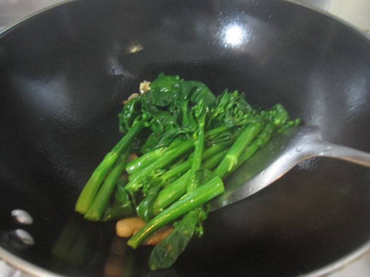 烧肉炒芥兰步骤6