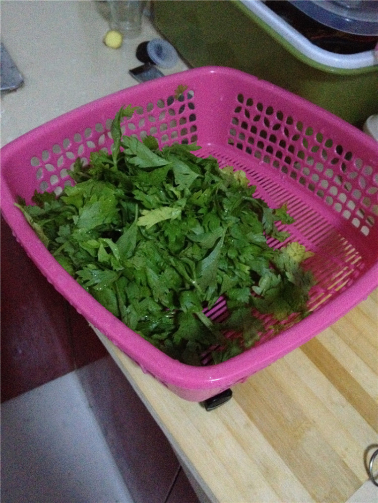 芹菜叶鸡蛋饼步骤1