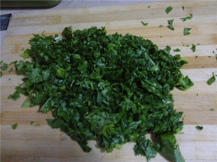 芹菜叶鸡蛋饼步骤2