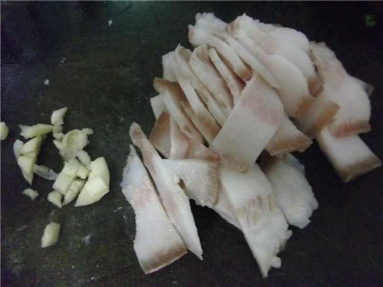 芹菜玉米炒回锅肉步骤1