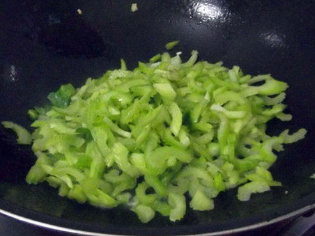 芹菜玉米炒回锅肉步骤5