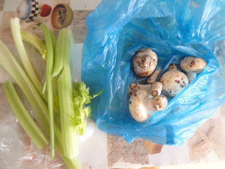 肉丝炒芹菜草菇步骤1