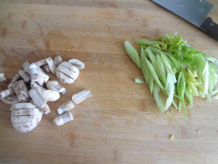肉丝炒芹菜草菇步骤2