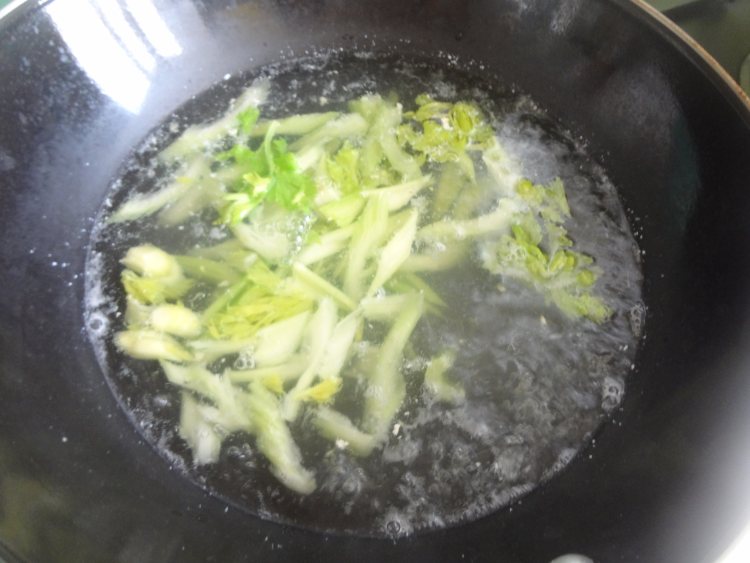肉丝炒芹菜草菇步骤3