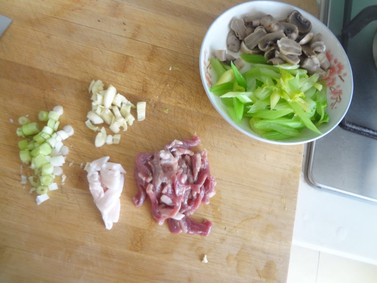 肉丝炒芹菜草菇步骤5