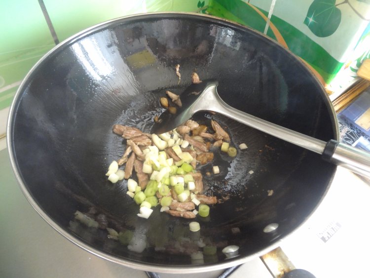肉丝炒芹菜草菇步骤7