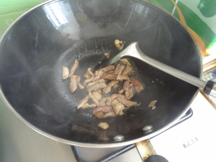肉丝炒芹菜草菇步骤6