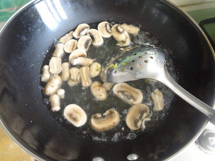 肉丝炒芹菜草菇步骤4