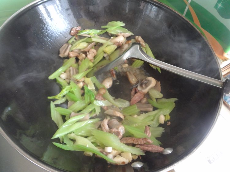 肉丝炒芹菜草菇步骤8