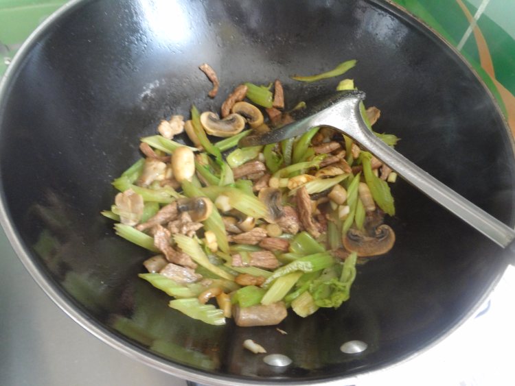 肉丝炒芹菜草菇步骤9