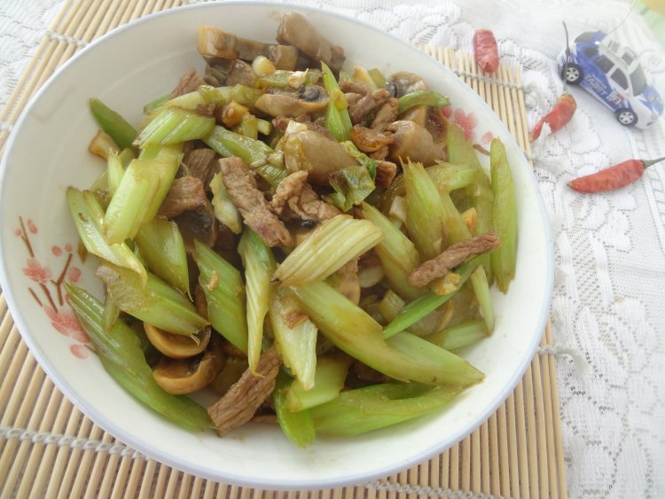 肉丝炒芹菜草菇步骤10