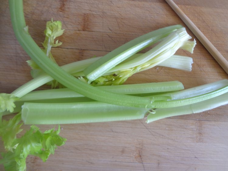 肉片炒芹菜银耳步骤2