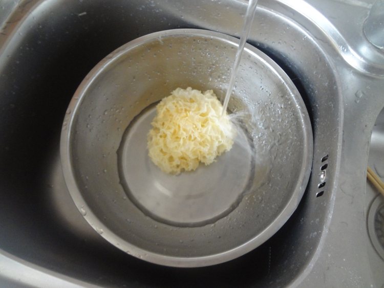 肉片炒芹菜银耳步骤1