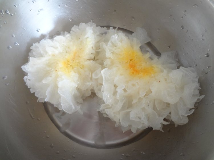 肉片炒芹菜银耳步骤3