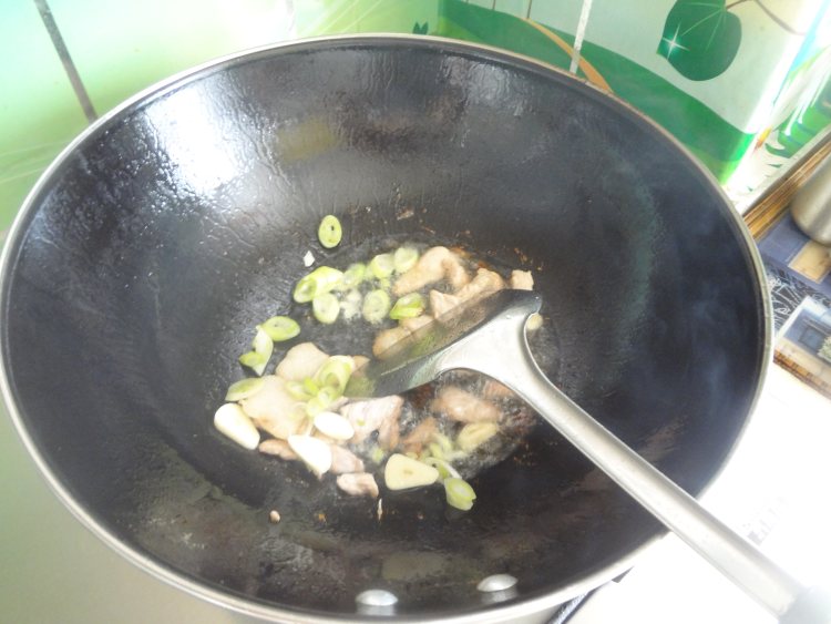 肉片炒芹菜银耳步骤7