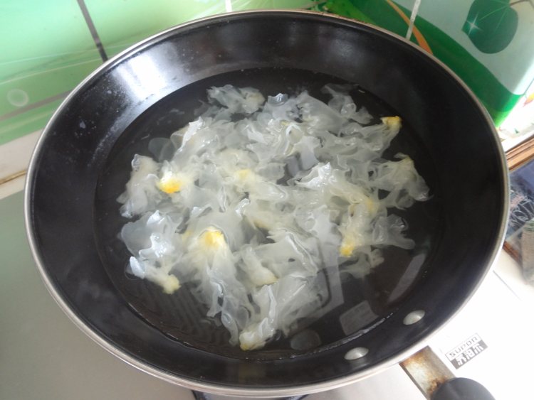 肉片炒芹菜银耳步骤4