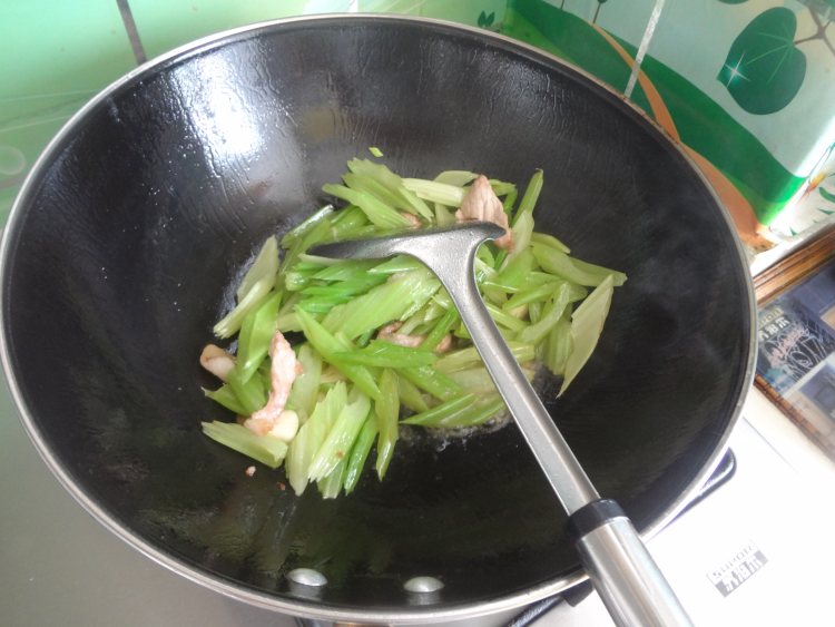 肉片炒芹菜银耳步骤8