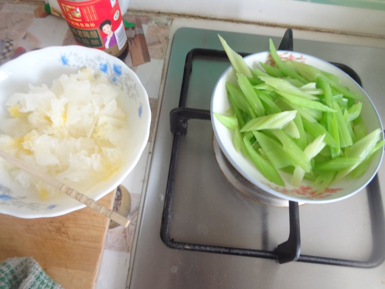 肉片炒芹菜银耳步骤5