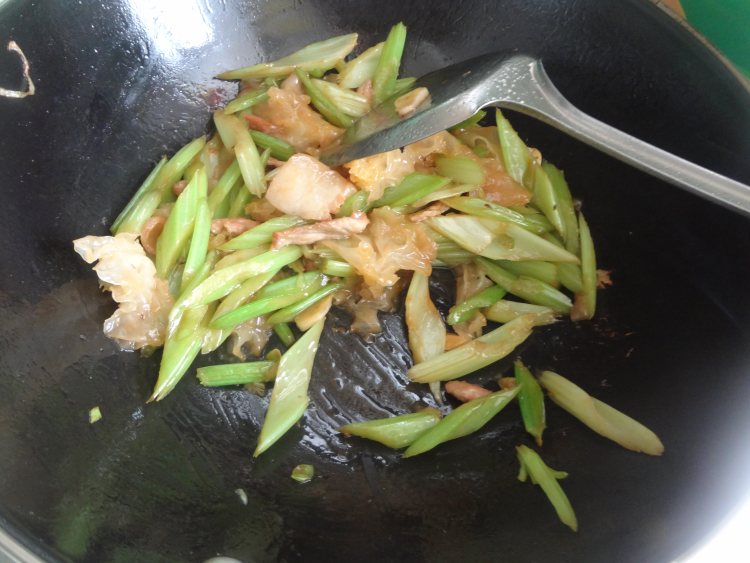 肉片炒芹菜银耳步骤10