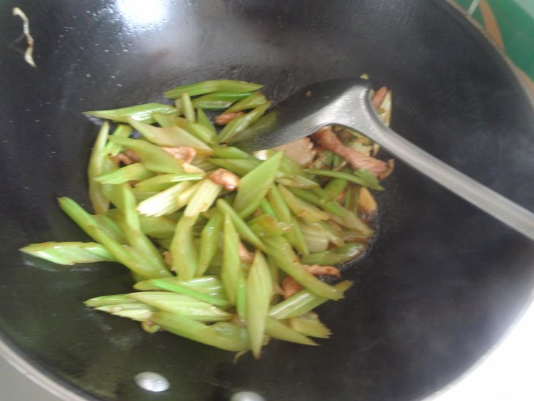 肉片炒芹菜银耳步骤9