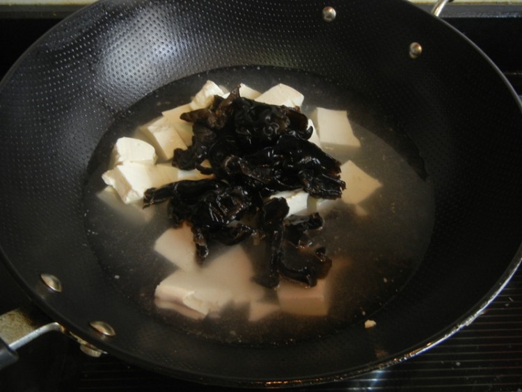 黑木耳豆腐鲜虾汤步骤7