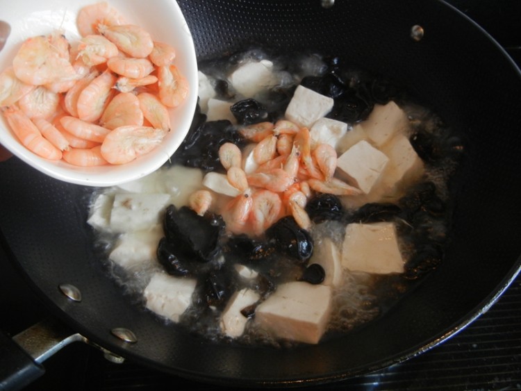 黑木耳豆腐鲜虾汤步骤9