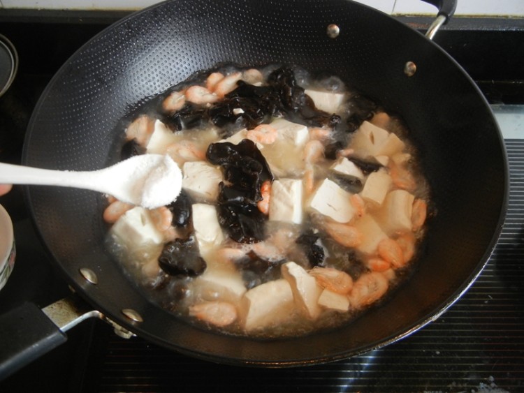 黑木耳豆腐鲜虾汤步骤12