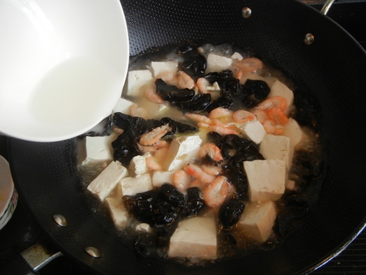 黑木耳豆腐鲜虾汤步骤11