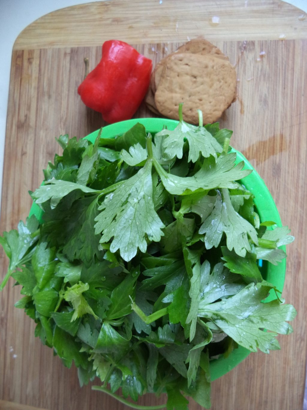 芹菜叶拌香干步骤1