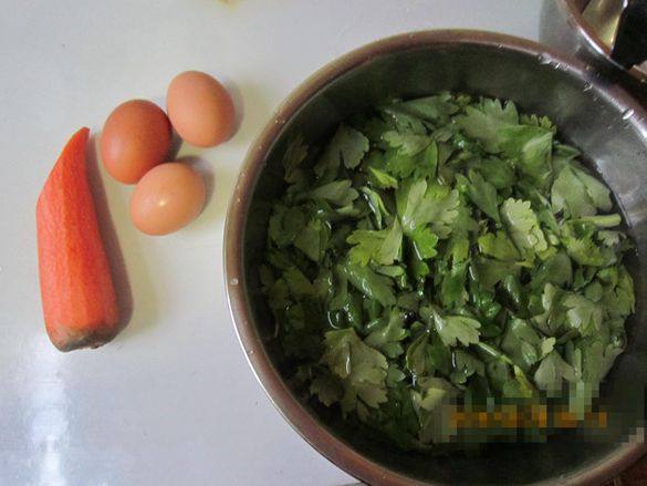五彩芹菜叶饼步骤1