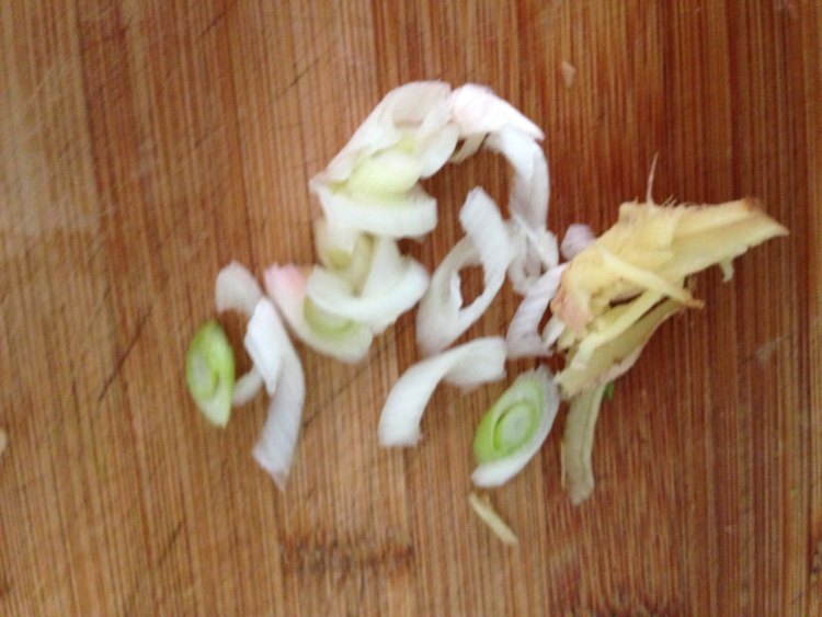 辣椒木耳小炒肉蒜苔步骤1