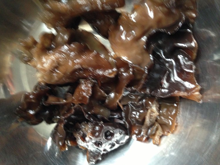 辣椒木耳小炒肉蒜苔步骤3